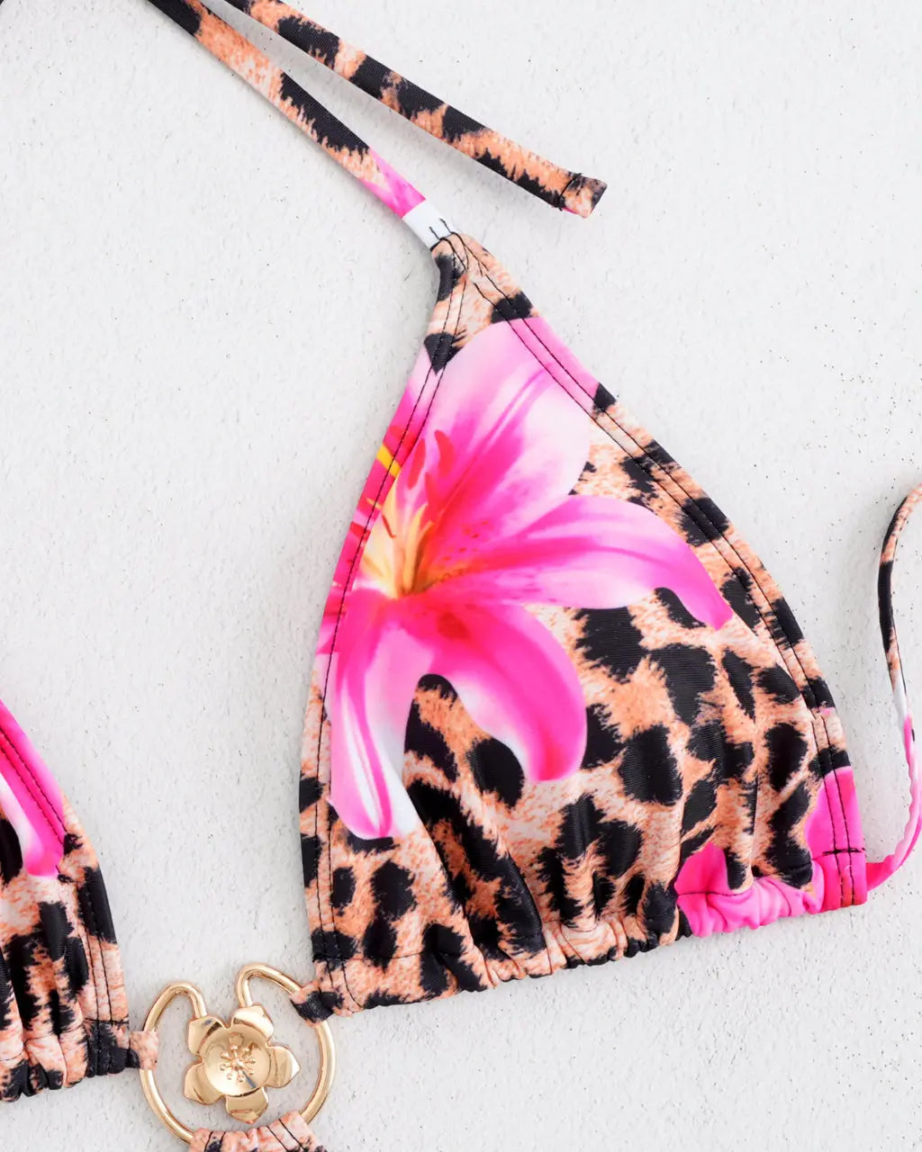 Maillot de bain une pièce à découpes imprimé léopard et rose avec anneau doré SELUNE