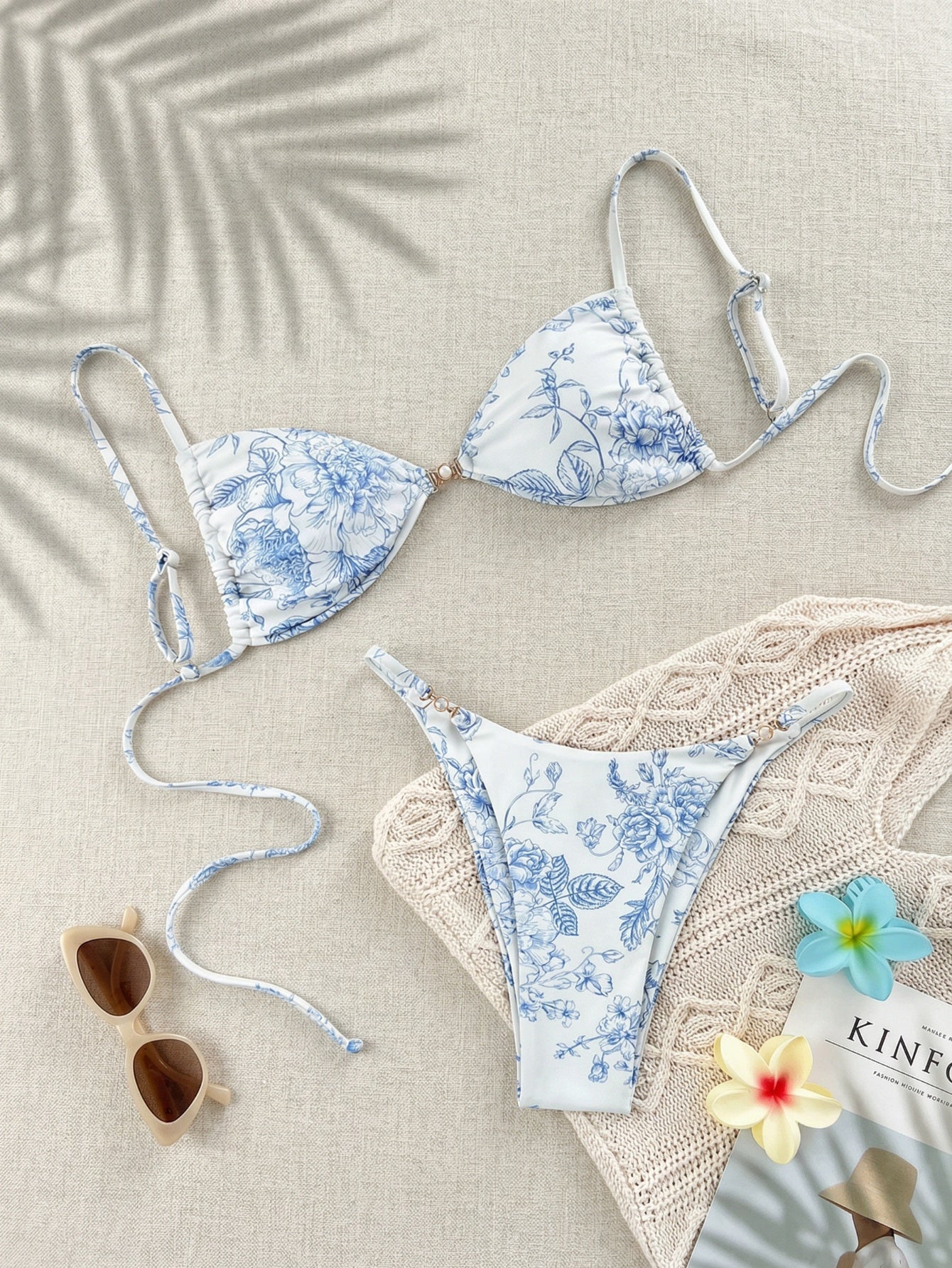 Ensemble bikini string deux pièces à motif fleuri discret, devant torsadé, avec des détails latéraux à boutons en perles BEACHEERS