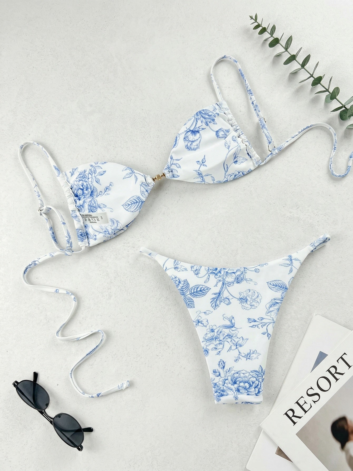 Ensemble bikini string deux pièces à motif fleuri discret, devant torsadé, avec des détails latéraux à boutons en perles BEACHEERS