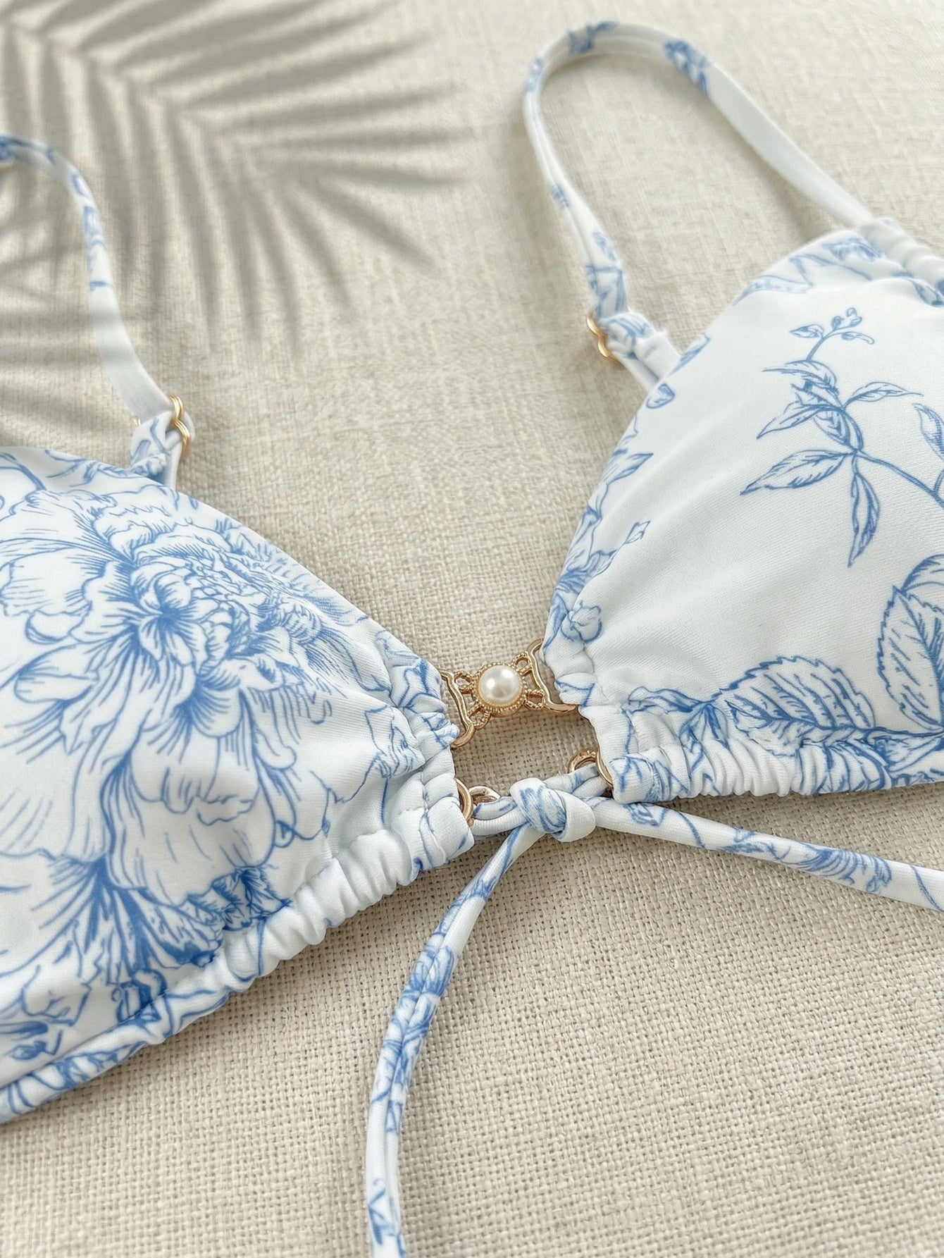 Ensemble bikini string deux pièces à motif fleuri discret, devant torsadé, avec des détails latéraux à boutons en perles BEACHEERS