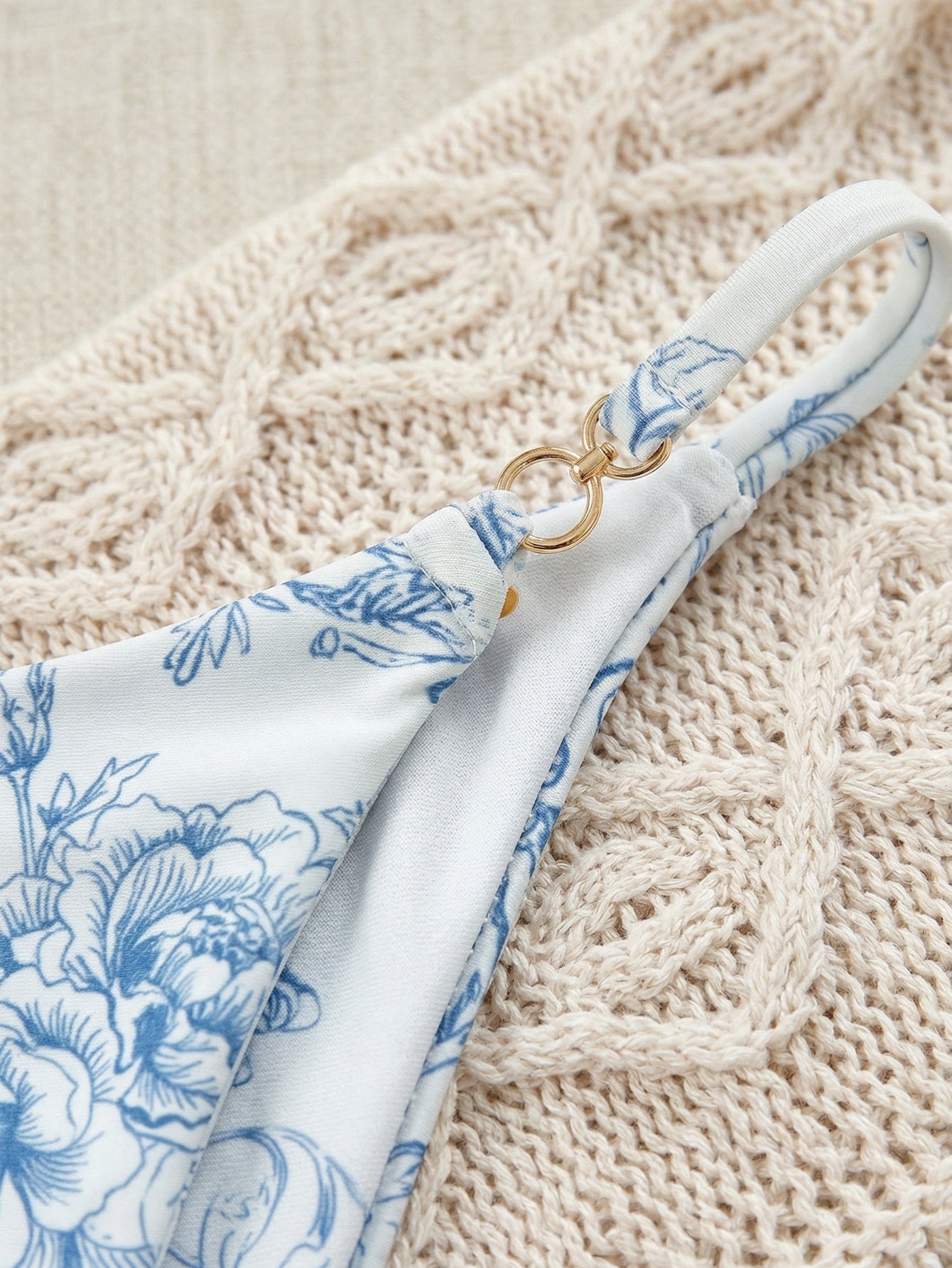 Ensemble bikini string deux pièces à motif fleuri discret, devant torsadé, avec des détails latéraux à boutons en perles BEACHEERS