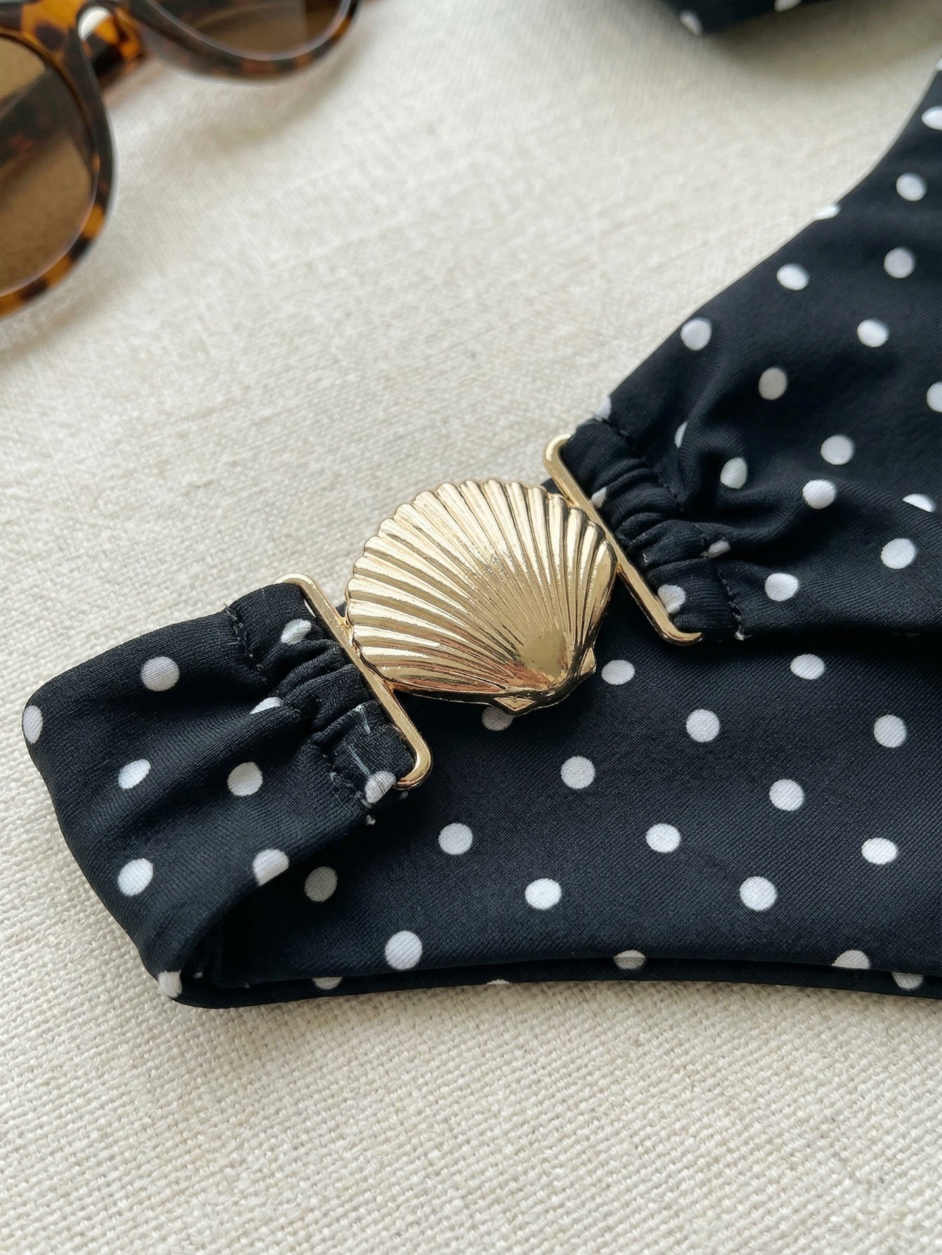 Chic bikini noir et blanc à pois, coupe haute, avec liens sur les côtés BEACHEERS