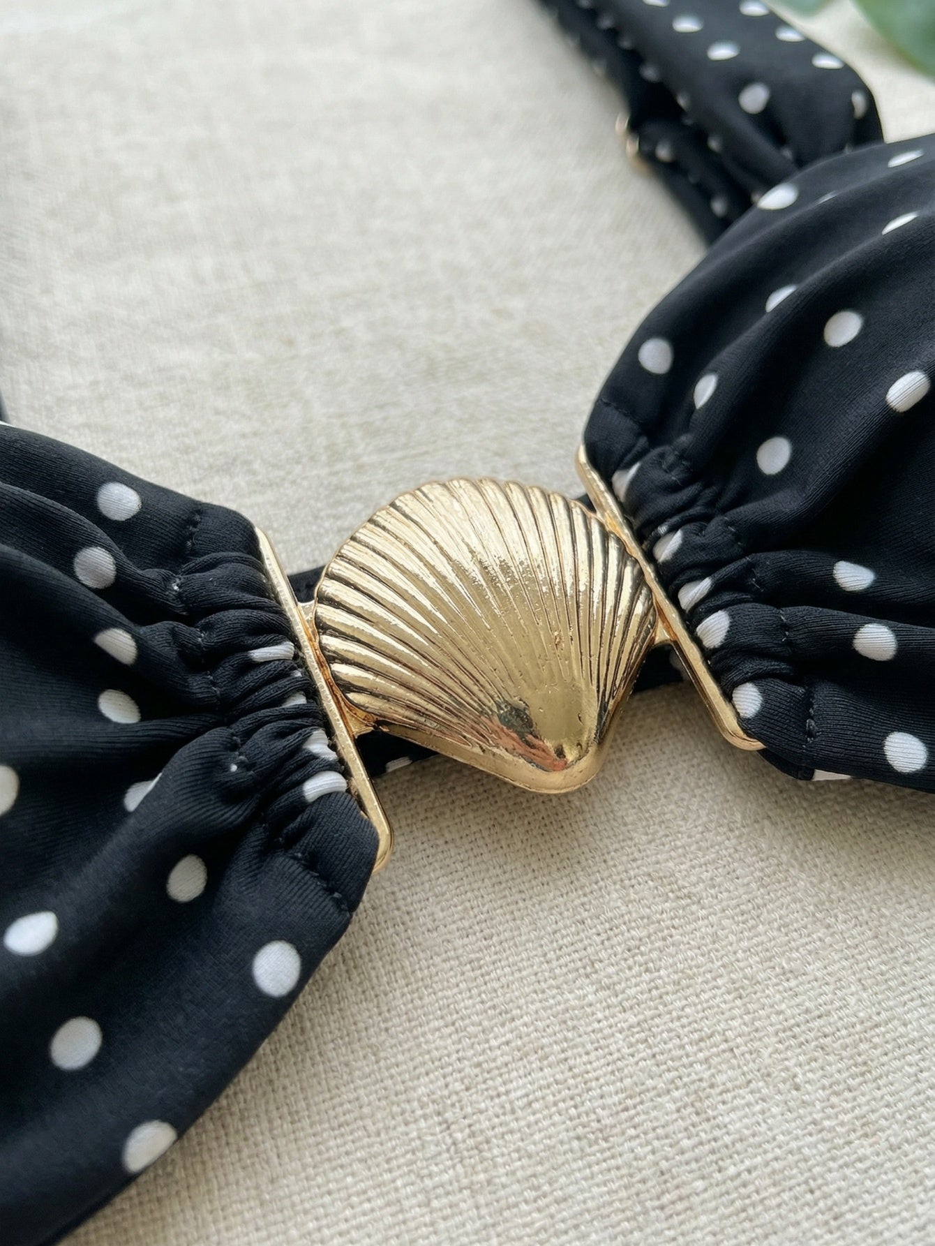 Chic bikini noir et blanc à pois, coupe haute, avec liens sur les côtés BEACHEERS