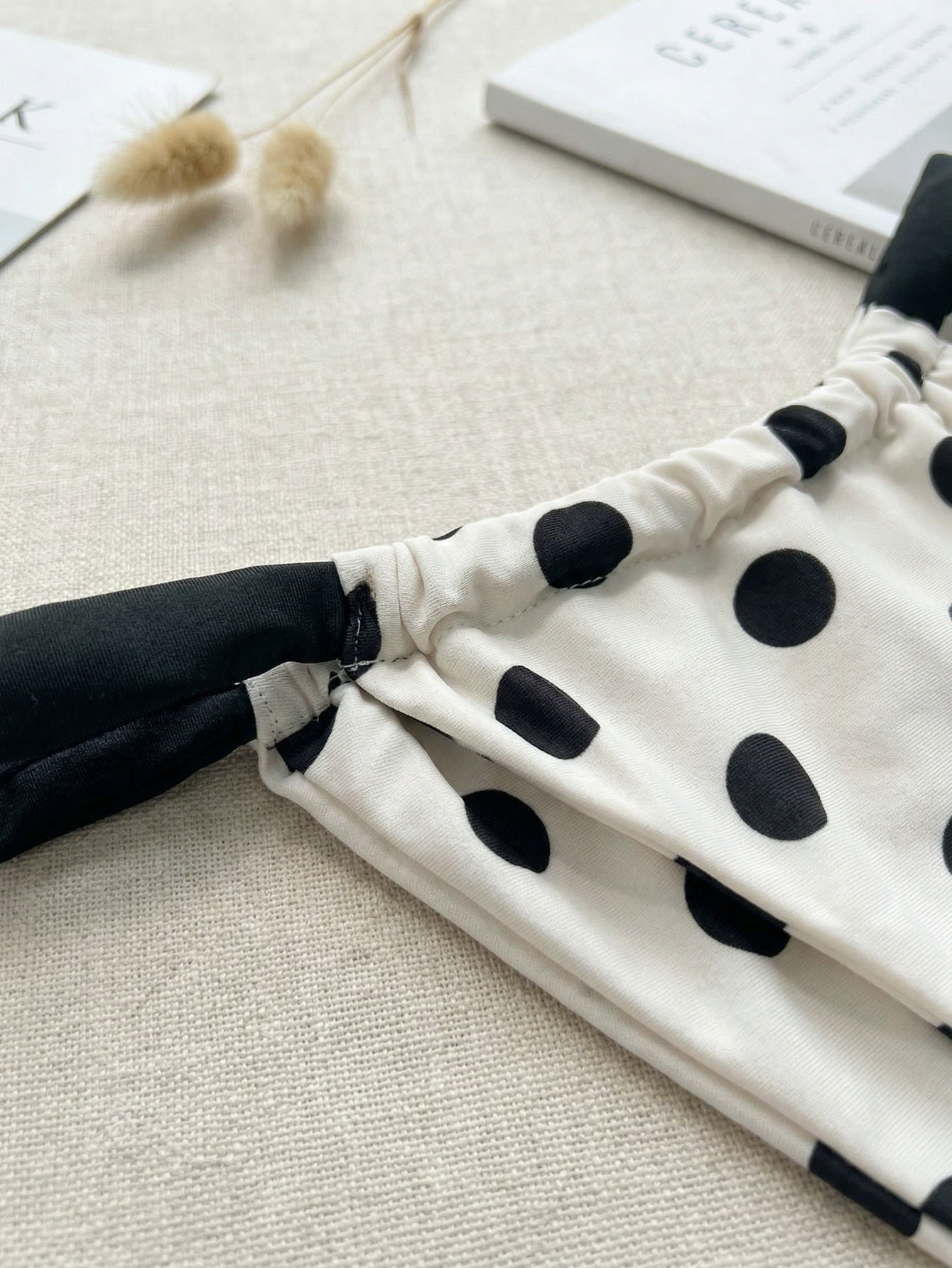 Ensemble bikini chic noir et blanc à pois, coupe haute BEACHEERS