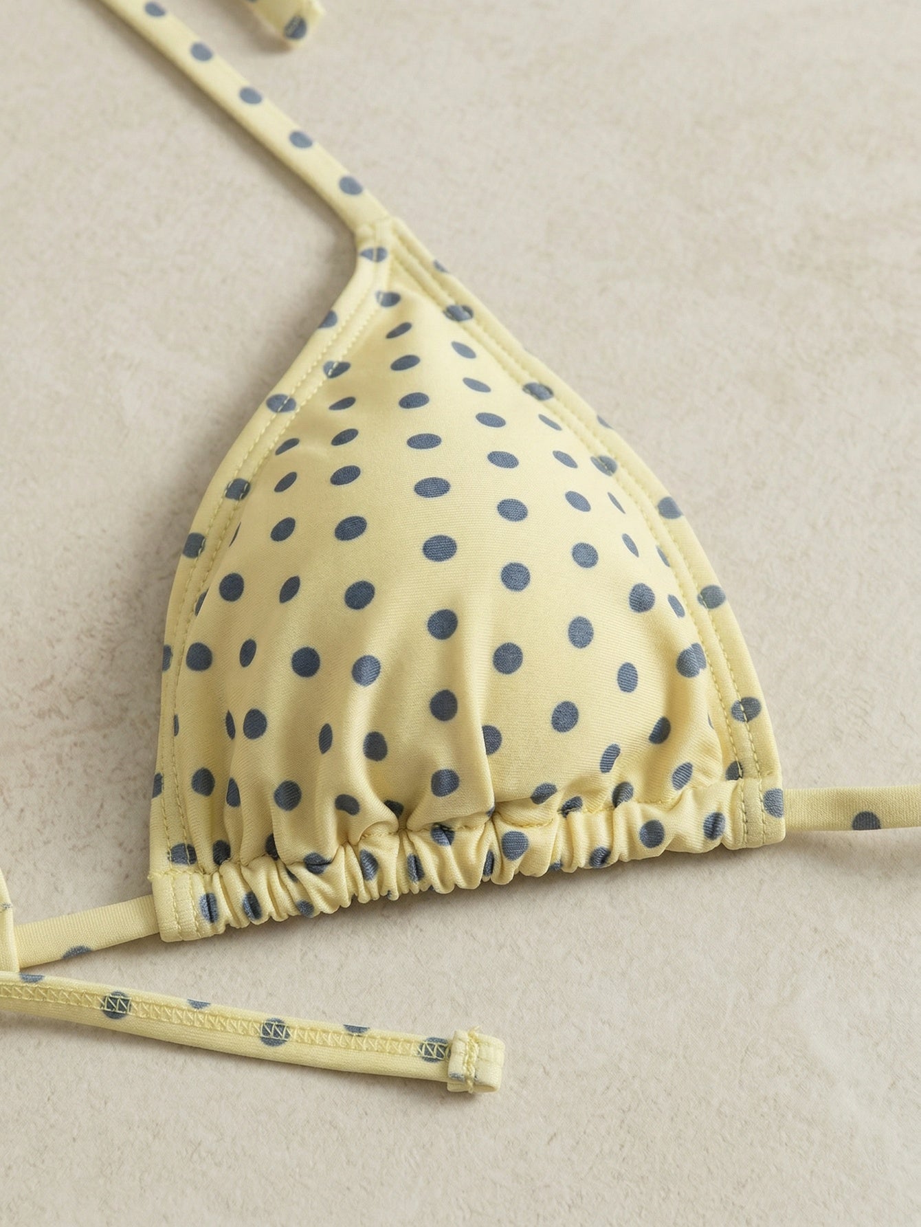 Bikini à pois, doux et mignon, à coupe haute sur les côtés - ensemble deux pièces BEACHEERS