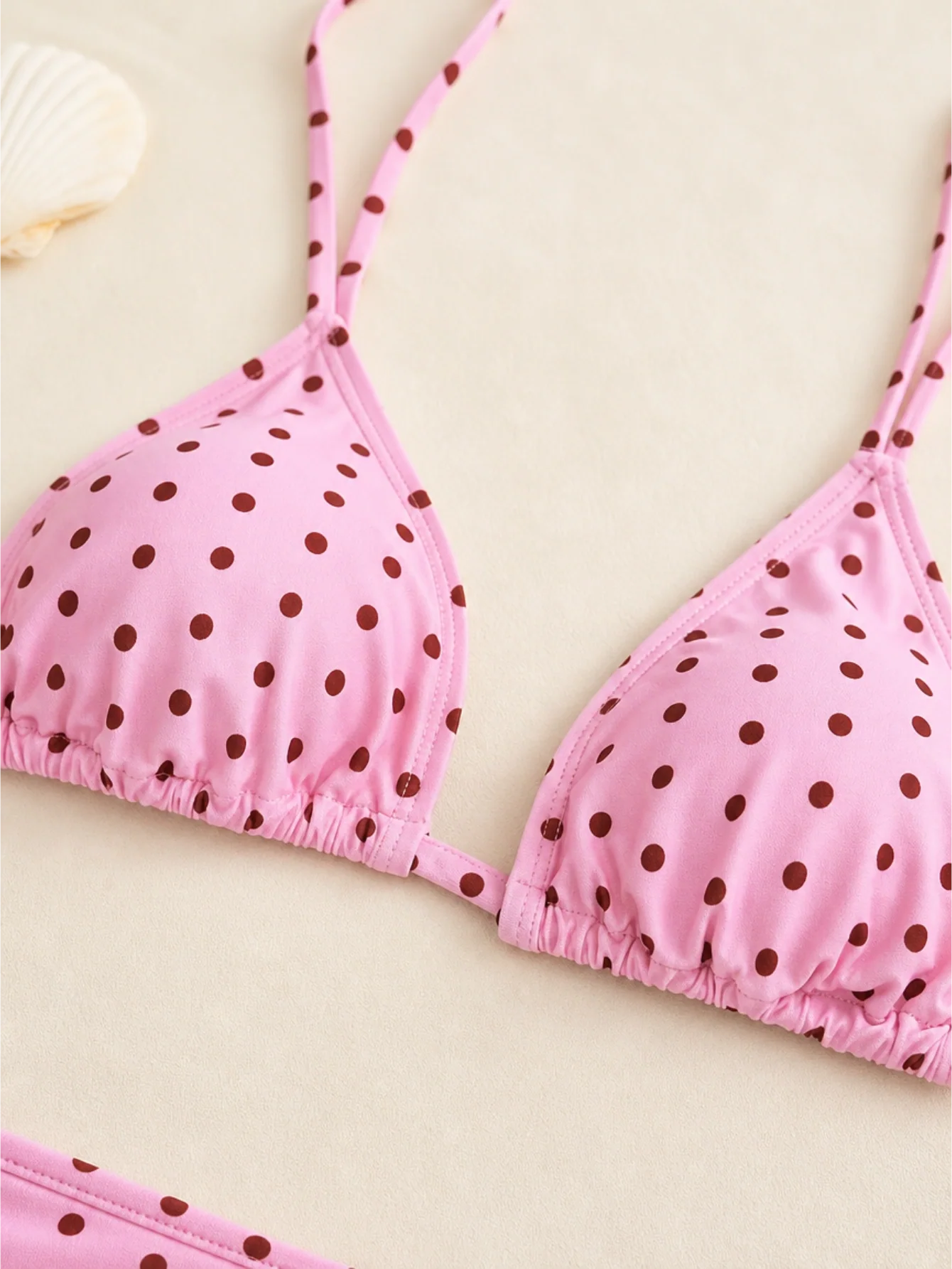 Bikini deux pièces à imprimé doux, coupe haute sur les côtés – ensemble mignon et flatteur BEACHEERS