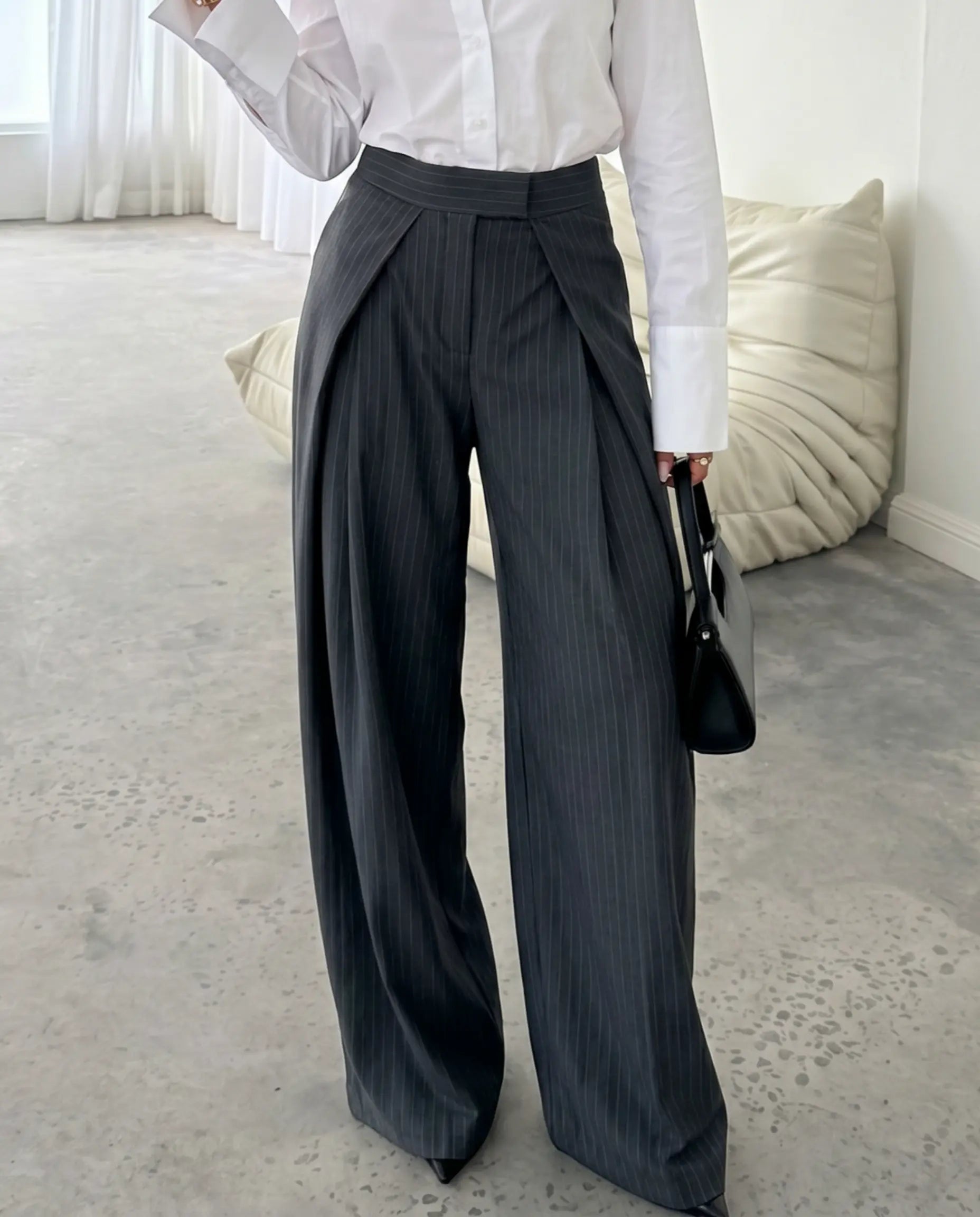 Pantalon gris à rayures pinstripe à taille haute à plis et jambes larges SELUNE