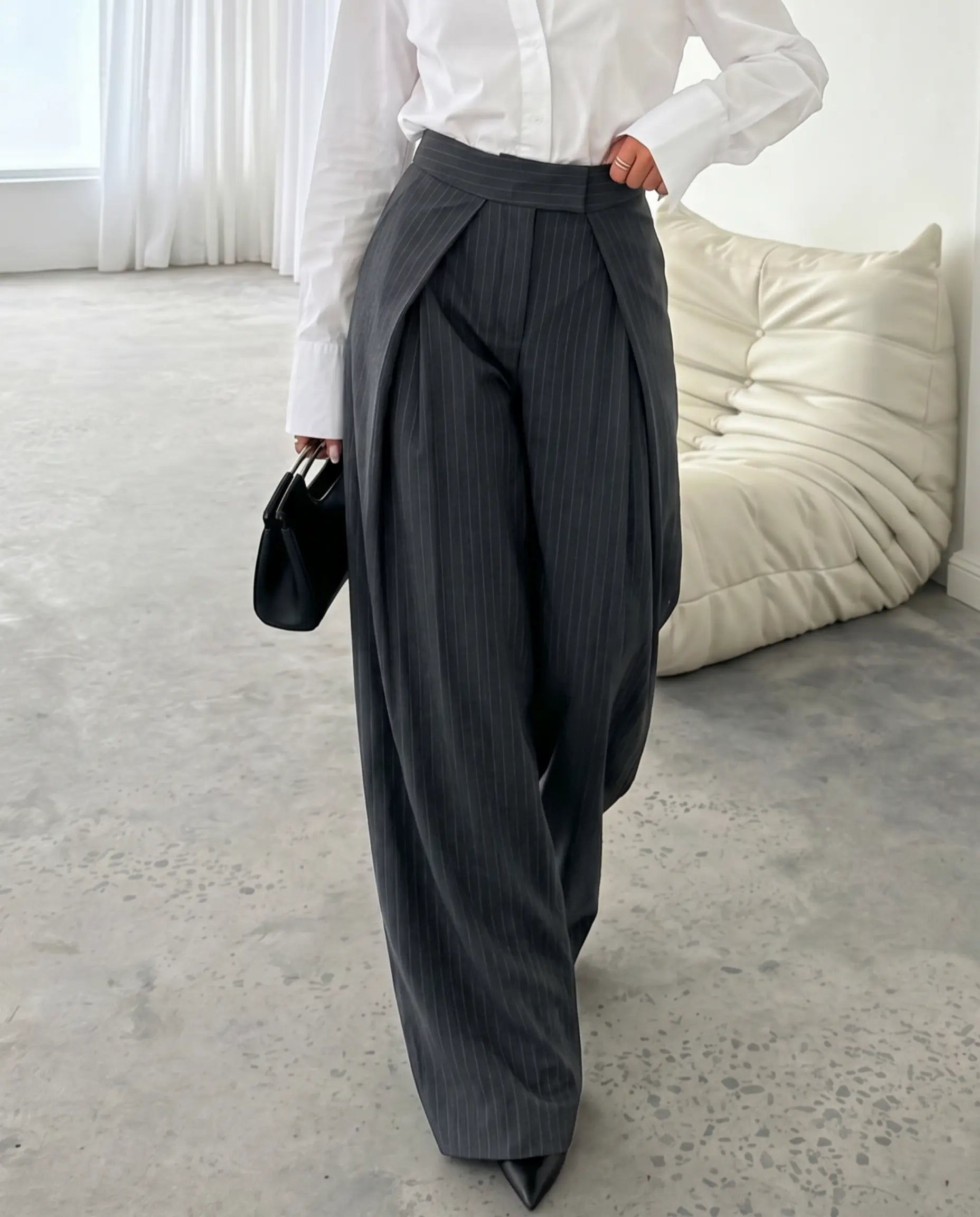 Pantalon gris à rayures pinstripe à taille haute à plis et jambes larges SELUNE