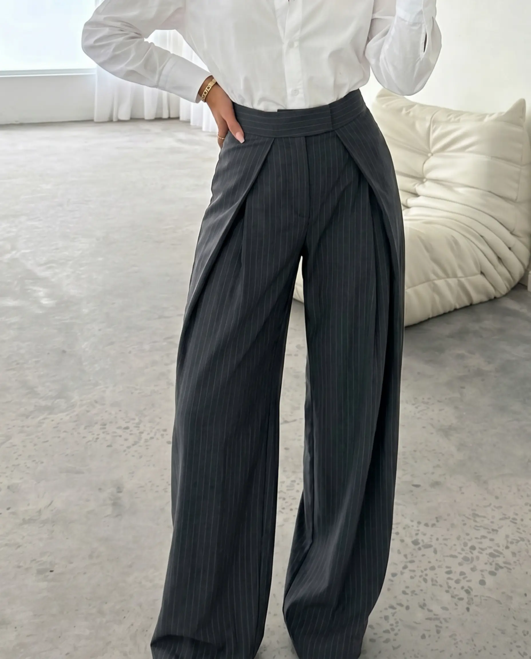 Pantalon gris à rayures pinstripe à taille haute à plis et jambes larges SELUNE
