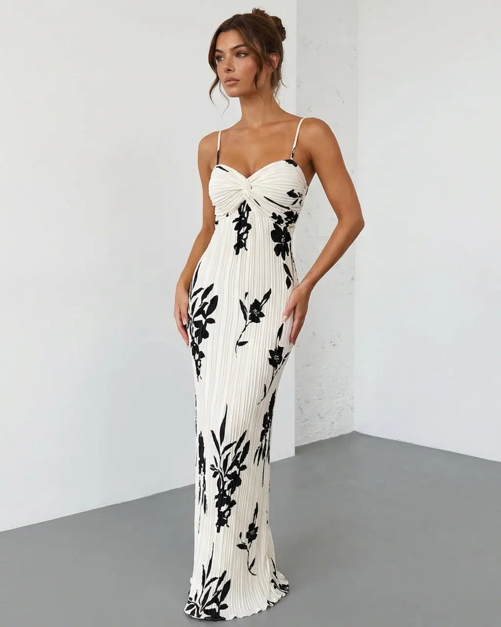Robe maxi plissée à imprimé floral blanc et noir avec buste torsadé SELUNE