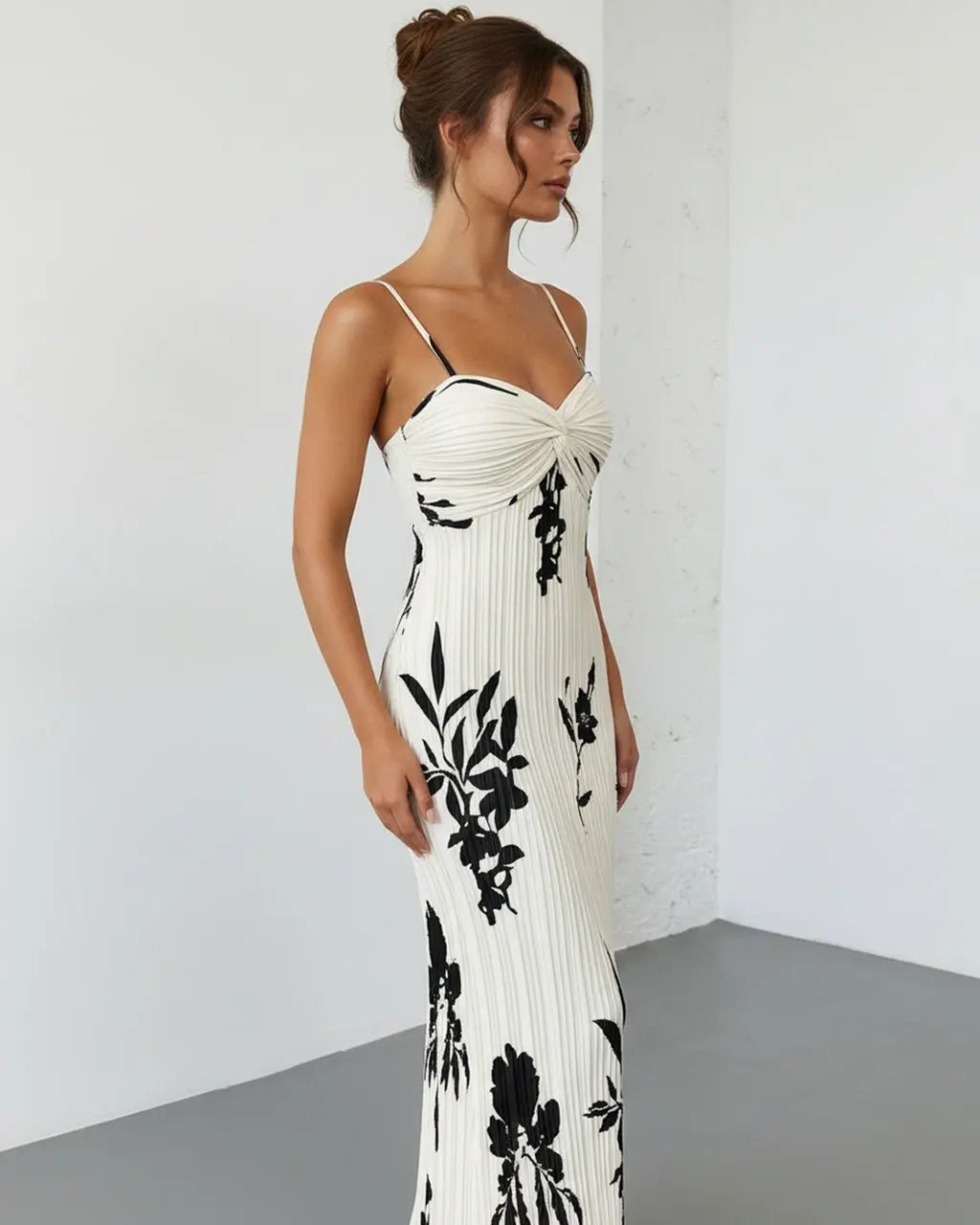 Robe maxi plissée à imprimé floral blanc et noir avec buste torsadé SELUNE