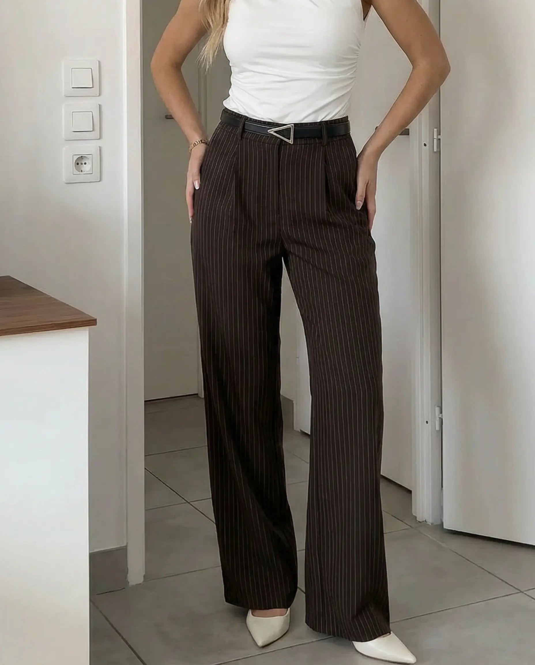 Pantalon à rayures marron, taille haute et jambes larges. SELUNE