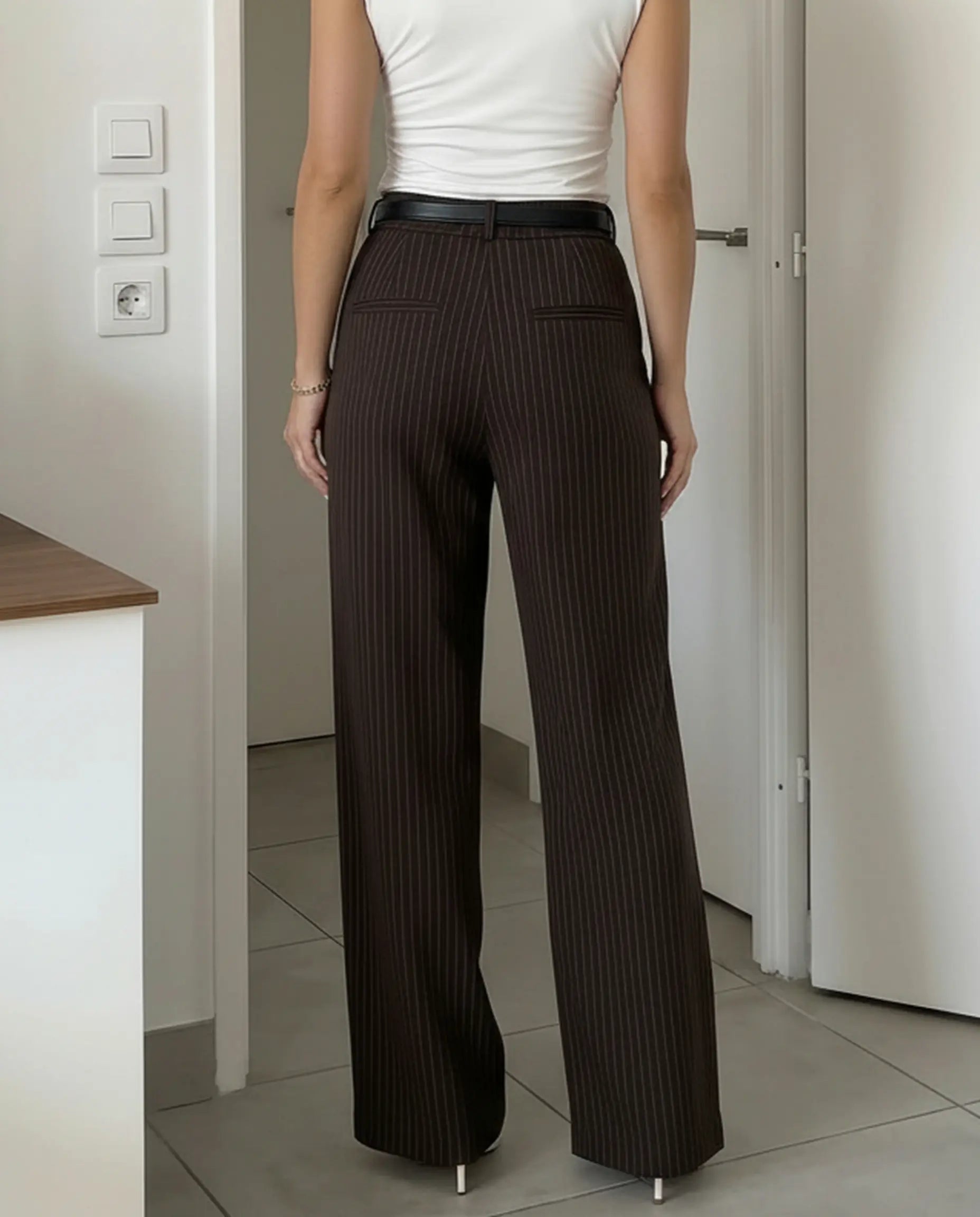 Pantalon à rayures marron, taille haute et jambes larges. SELUNE