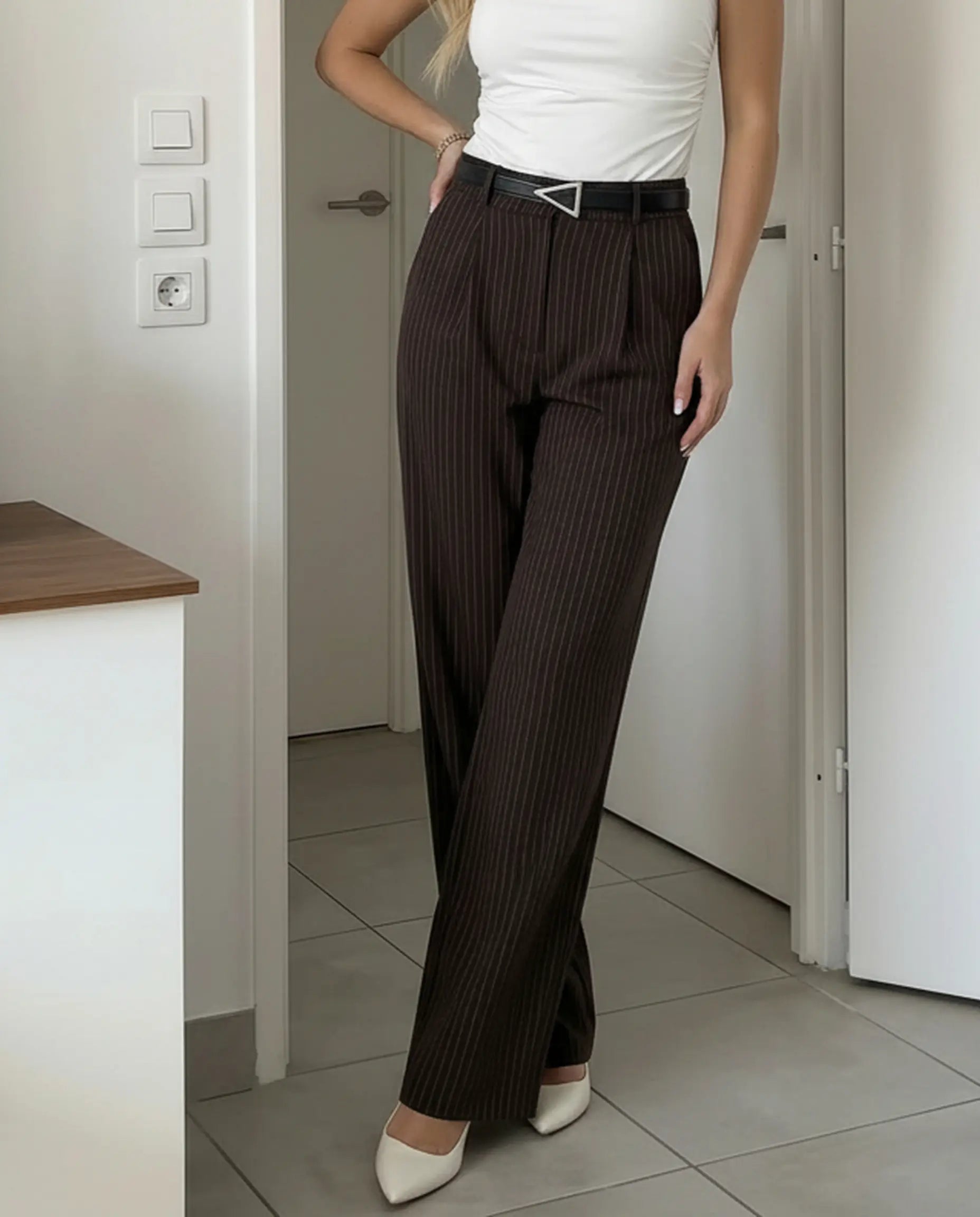 Pantalon à rayures marron, taille haute et jambes larges. SELUNE