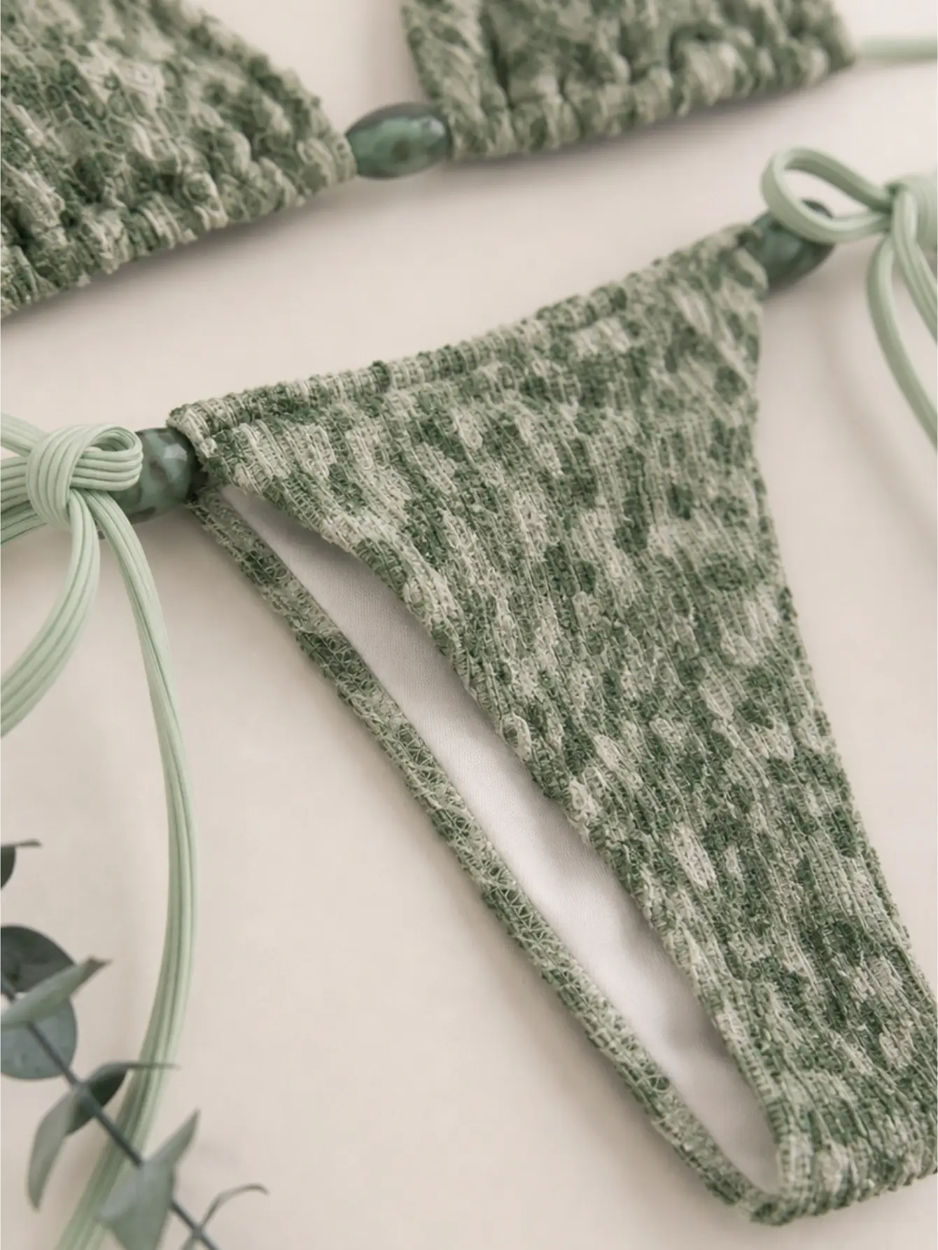 Ensemble bikini tricoté vert sauge à imprimé serpent – chic et confortable pour la plage BEACHEERS