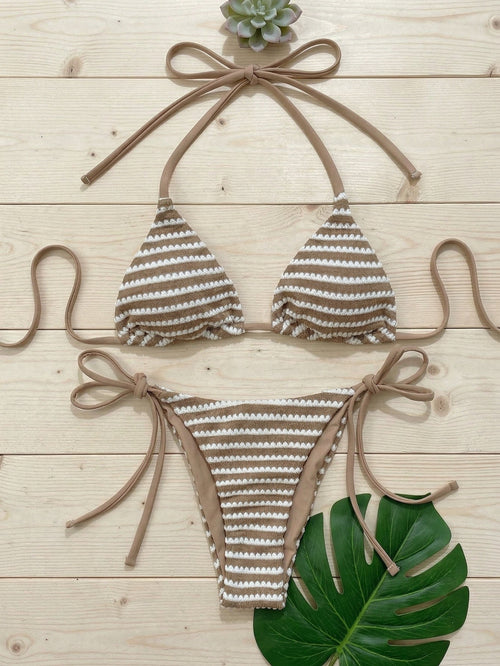 Bikini à rayures ondulées avec fente sur le côté — Maillot de bain séduisant et sensuel BEACHEERS