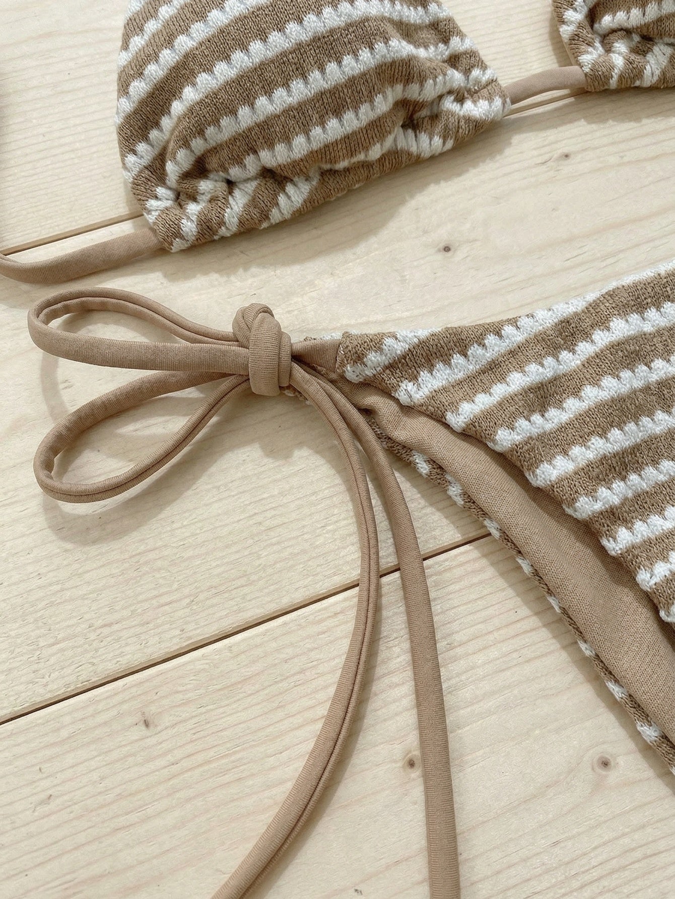 Bikini à rayures ondulées avec fente sur le côté — Maillot de bain séduisant et sensuel BEACHEERS
